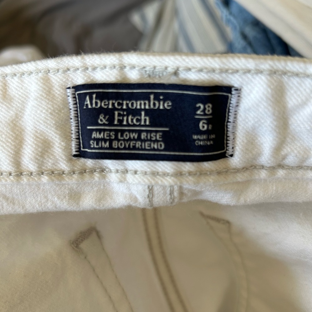 Abercrombie & Fitch Ames Low Rise Slim Boyfriend size 28 6R